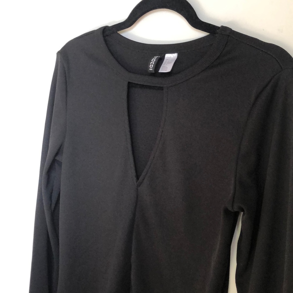 H&M Black Long Sleeve Bodycon Keyhole Blouse! - Picture 2 of 6